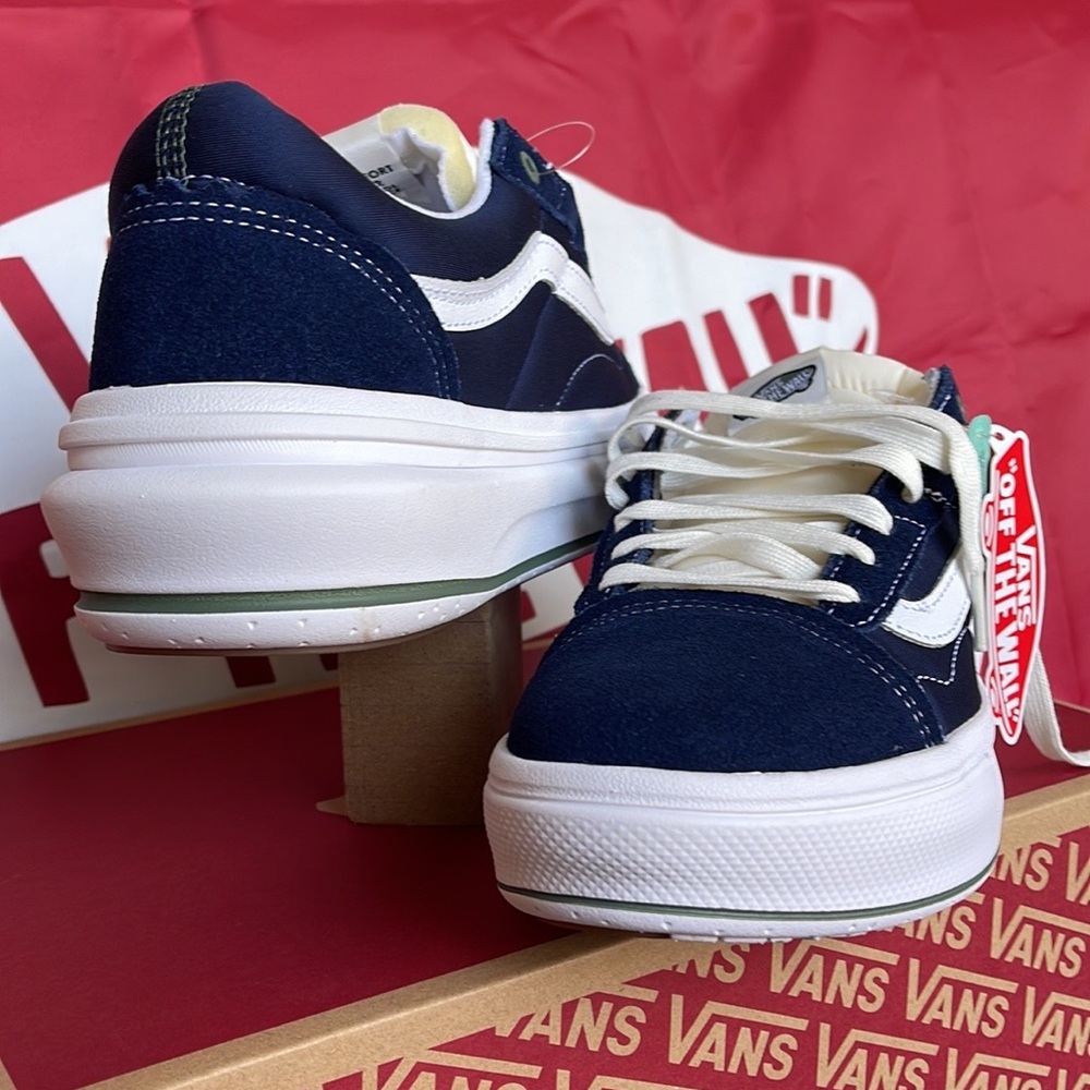 Vans Men’s Old Skool Over
Pop Color Dress Blues
VNOA7Q5ELKZ
platforms - sneakers - Picture 2 of 16